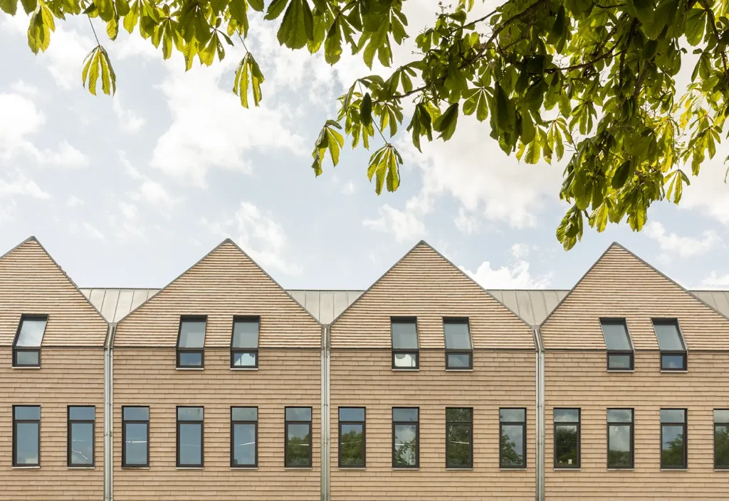 Kuglegården set lige på. De smukke nuancer matcher de omkringliggende bygninger.