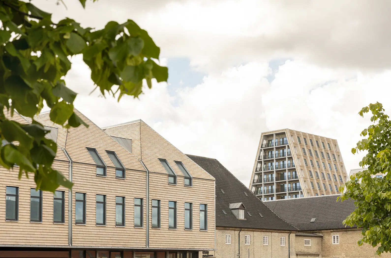 Kuglegårdens facader et beklædt med håndlavede skærmtegl