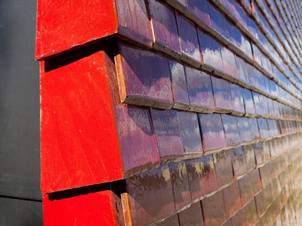 Pontigney & Émaillées tagsten og beklædning